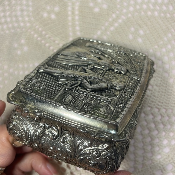 1950’s Japan Colonial Revival Embossed Silver Plate Jewelry Box - Picture 12 of 15